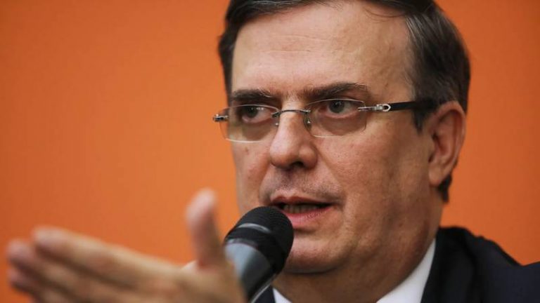 La única opción de Ebrard es MC, coinciden analistas