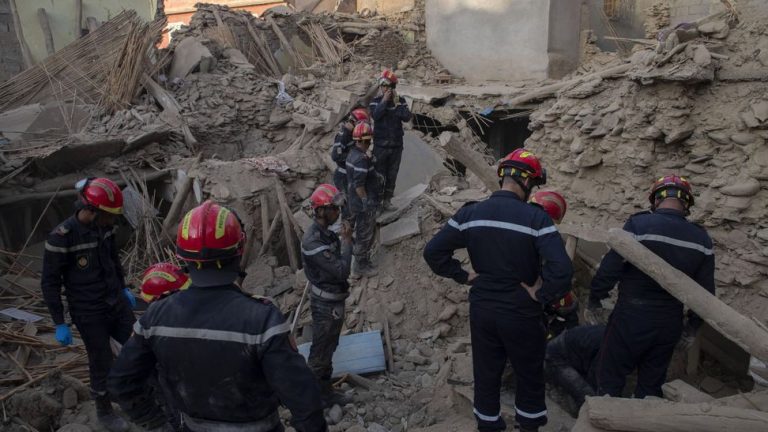 Ascienden a 2 mil 500 los muertos por sismo en Marruecos