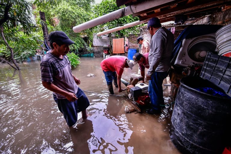 Inundan precipitaciones escuelas y casas mazatlecas