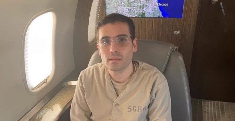 Difunden la primera foto de Ovidio Guzmán en el avión que lo llevó extraditado