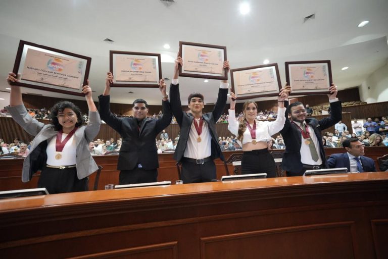 Entregan Premio al Mérito Juvenil 2023