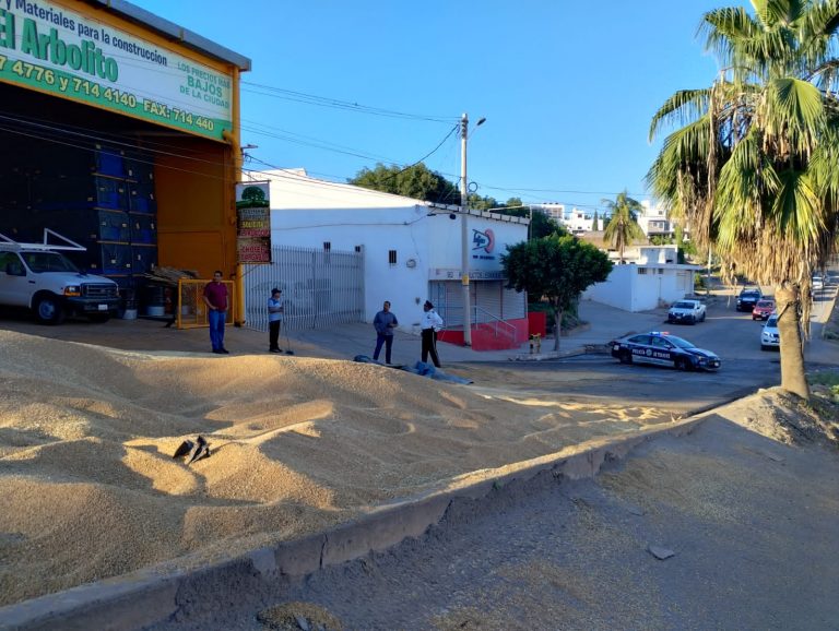 Vuelca tráiler cargado y se lleva domicilio