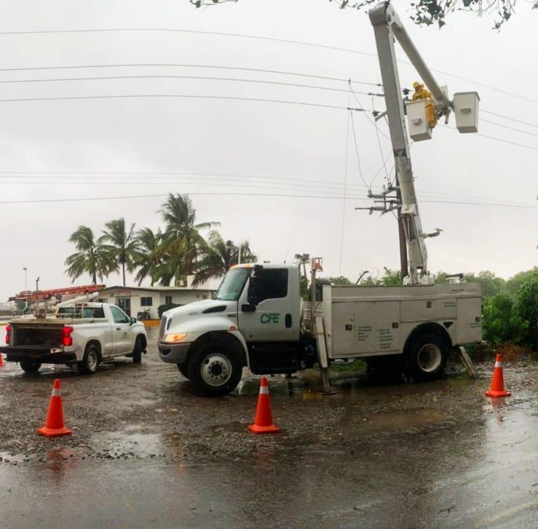 Caen postes de CFE en Altata; llegan 300 técnicos