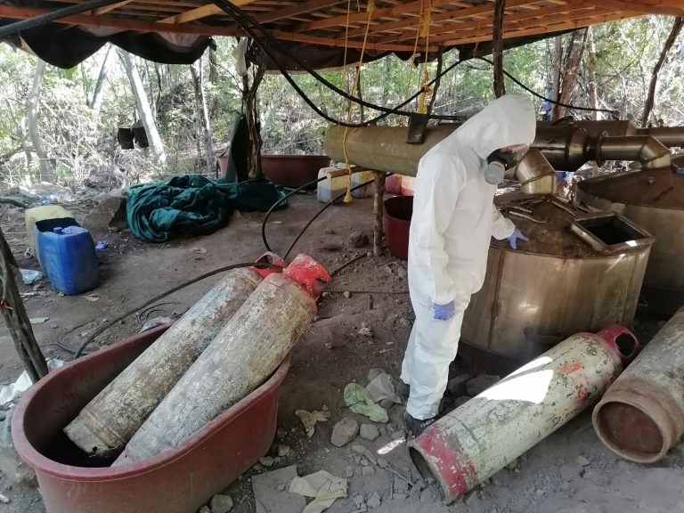 Incautan militares megalaboratorio en Las Taunas, Sinaloa