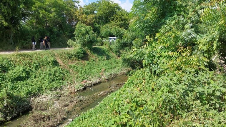 Encuentran en dren a hombre sin vida