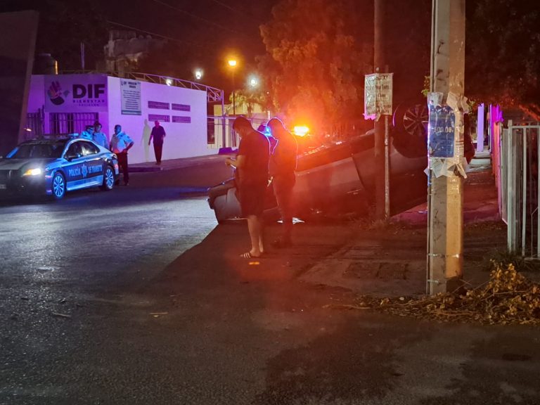 Choque entre una camioneta y un auto en sector Infonavit Humaya