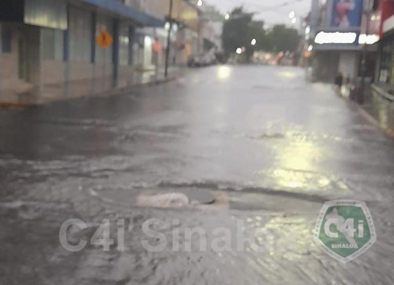 Se abre socavón en el Centro de Culiacán