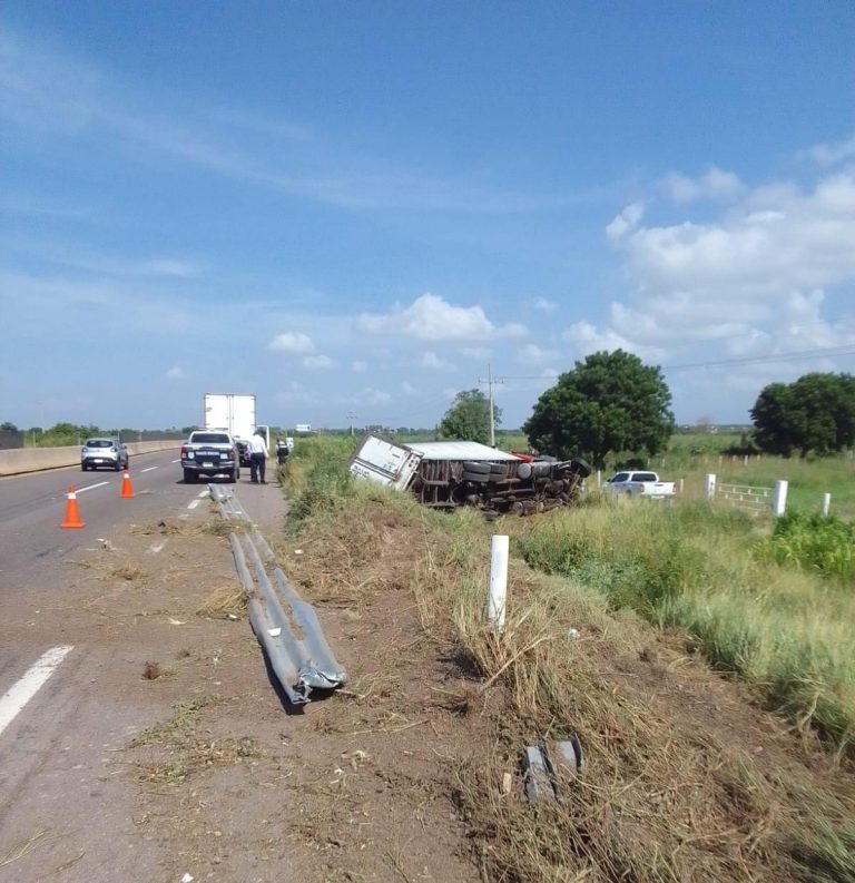 Vuelca tráiler en la Maxipista