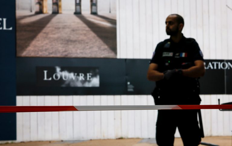 Evacuación total del Louvre y Francia está en alerta