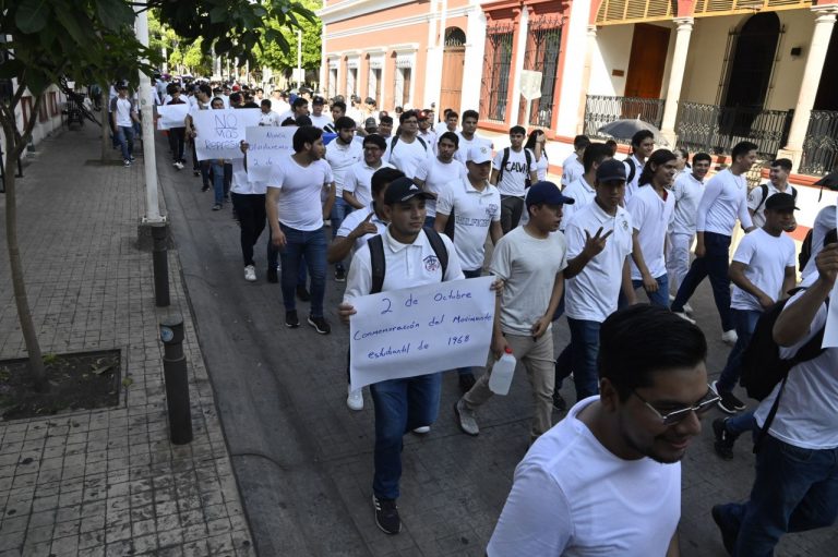 Marchan estudiantes de la UAS este 2 de octubre contra ‘persecución’