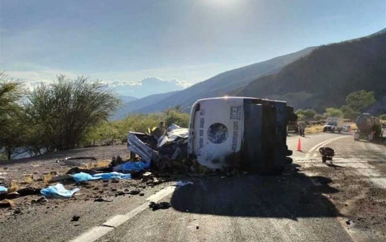 Mueren 17 migrantes tras accidente en autobús