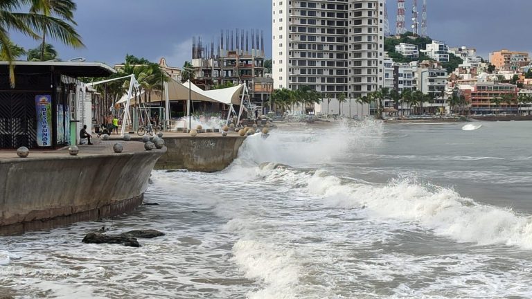 A Barandilla quien entre al mar en Mazatlán