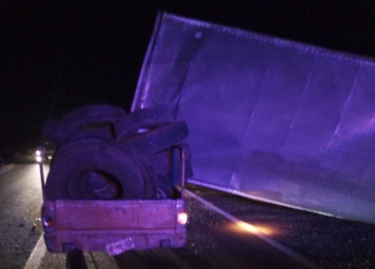 Tres heridos al chocar camioneta contra tráiler en la México 15