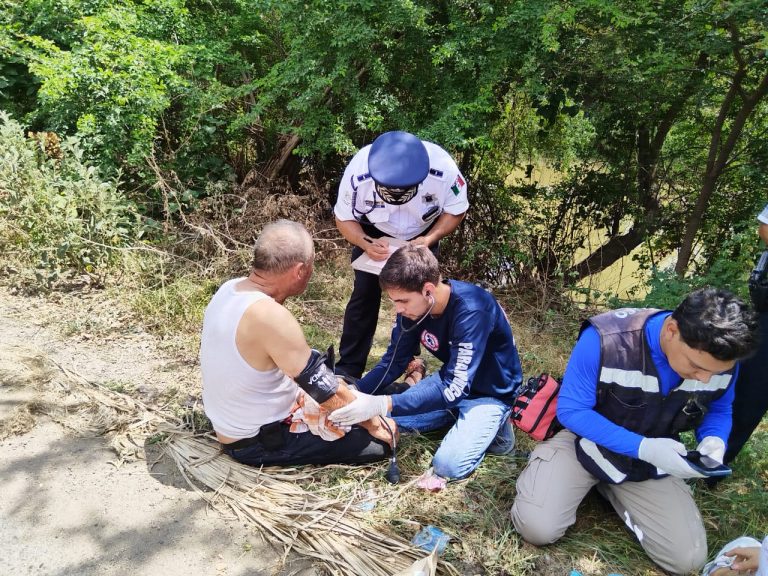 Caen taxista y pasajera a canal en Costa Rica