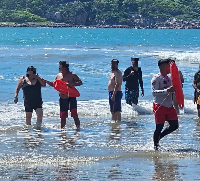 Salvan a 5 al ser jalados por el mar