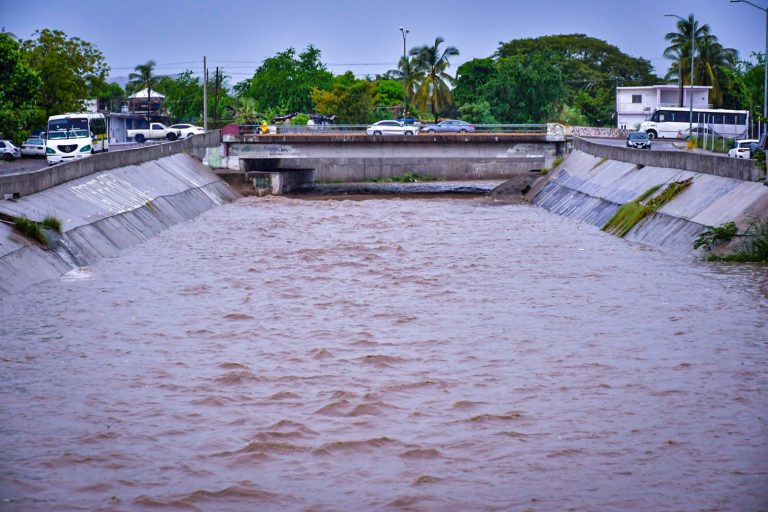 Cierra Mazatlán calles por exceso de lluvia