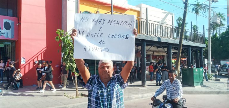 Protestan extrabajadores del ingenio en desfile por bienes