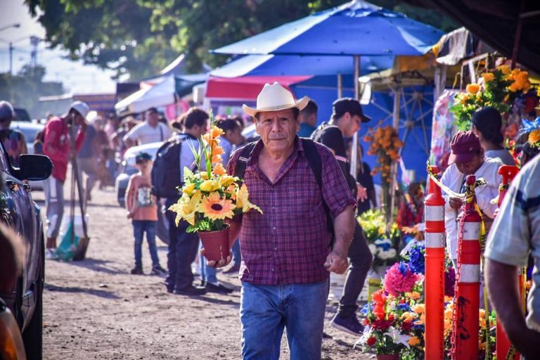 Reportan en Mazatlán más visitantes a panteones que en 2022