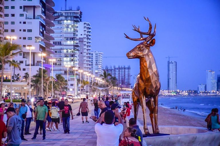 Exhiben en el malecón escultura de venado