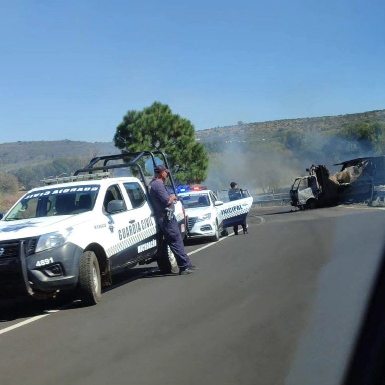 Bloquean carreteras e incendian autos en Michoacán