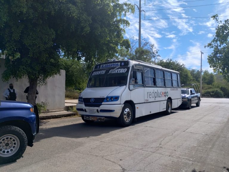 Bajan a dos jóvenes de urbano y se los llevan en una camioneta