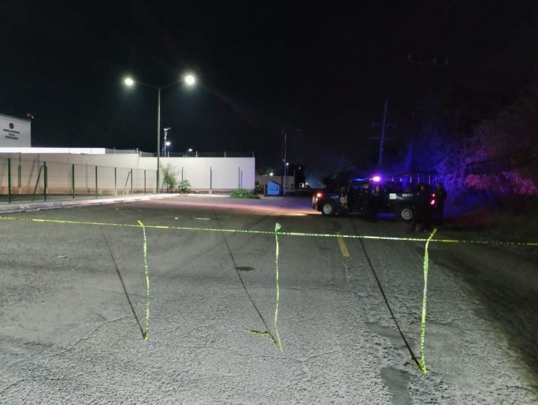 Lo encuentran con disparo en la cabeza afuera de la unidad de la policía