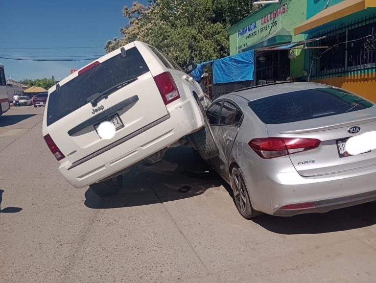 ¡De película! Se sube camioneta a auto estacionado