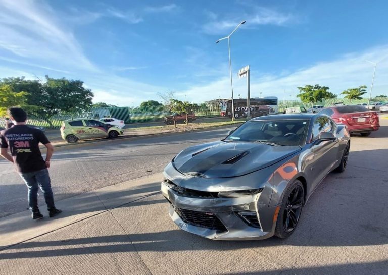Protagonizan Camaro y Spark choque por presunto alto omitido