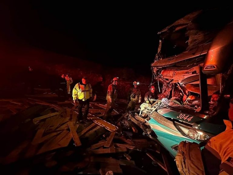 Resultan heridos 33 en choque entre autobús y tráiler