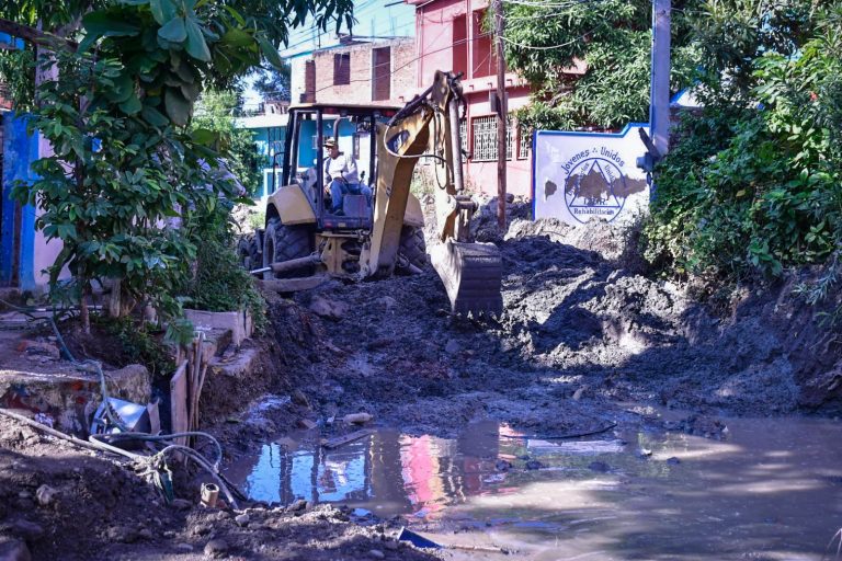 Agradecen vecinos presión para concluir obra en noviembre