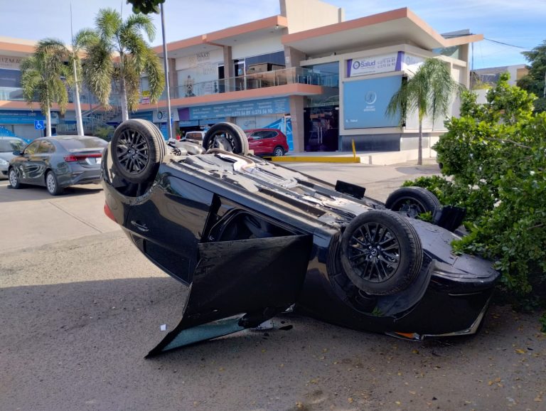 Con llantas hacia arriba abandonan auto en La Conquista
