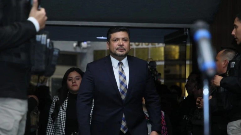 Eligen gobernador interino del NL contrario a Samuel García