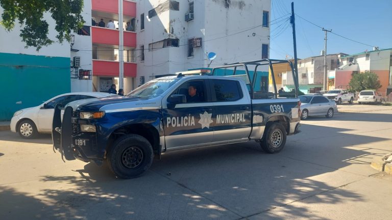 Mujer es asesinada en pleito familiar; presumen fue su pareja