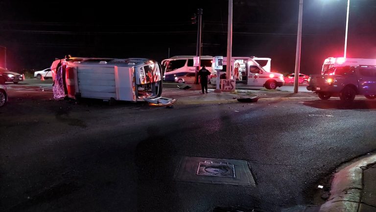 Vuelca ambulancia de Eldorado en carambola