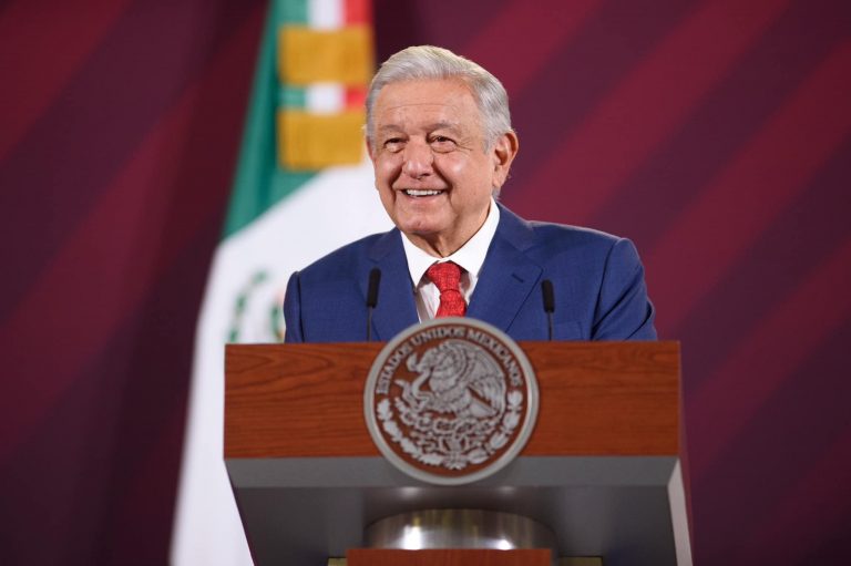 Contempla AMLO desaparecer al INA y otros autónomos