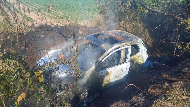 Hallan auto quemado, pero no al conductor