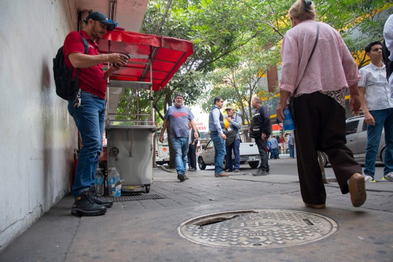 Buscan tapar hoyos en el Centro de Culiacán