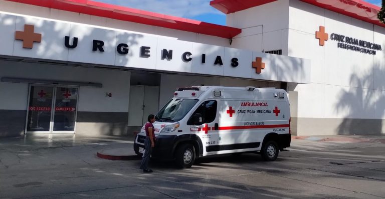 Llega a urgencias con dos disparos