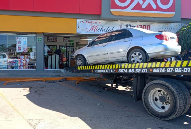 Con todo y carro se mete al Oxxo