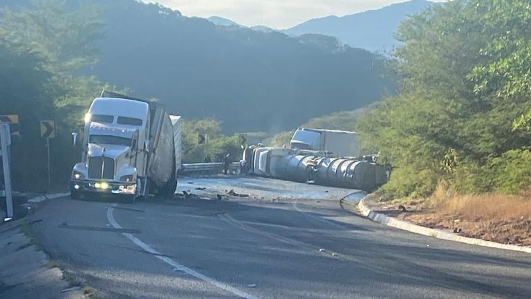Cierran autopista Durango-Mazatlán al volcar pipa