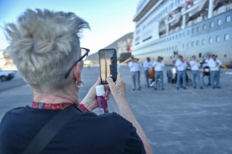 Arriban a Topolobampo mil 300 turistas en crucero