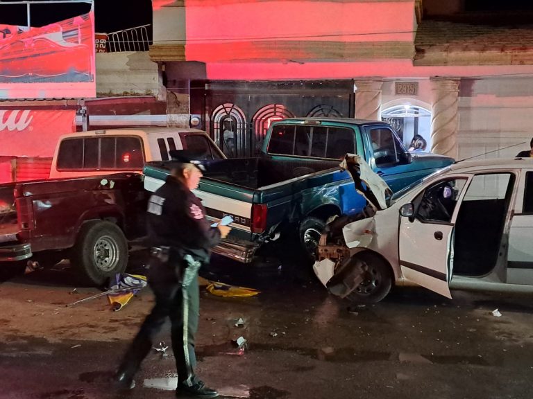 Convulsiona conductor y termina en carambola