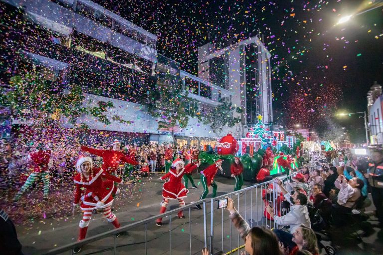 Caravana llena de magia navideña las calles de Culiacán