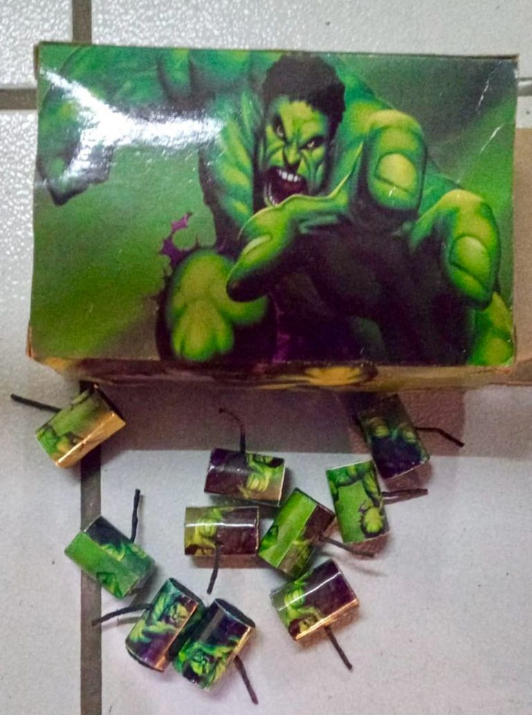 Arrestan a dos por detonar cohetes en la calle