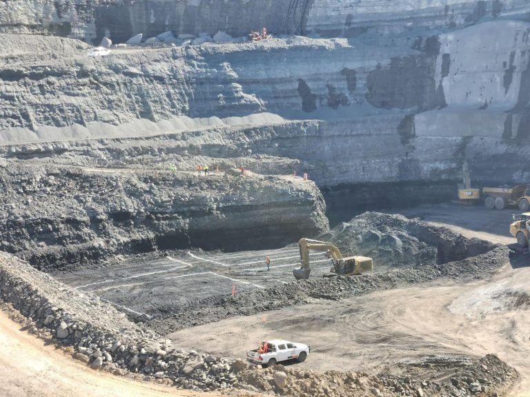 Localizan dos cuerpos de mineros en El Pinabete