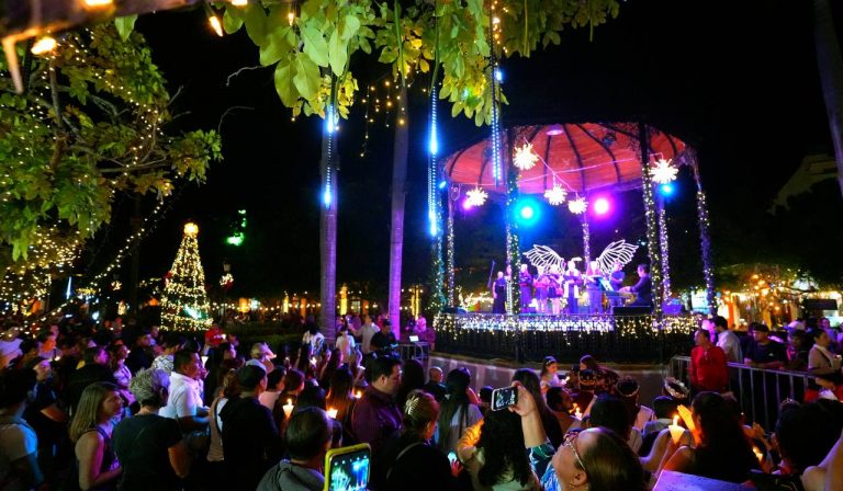 Encienden luces de Navidad en la Machado