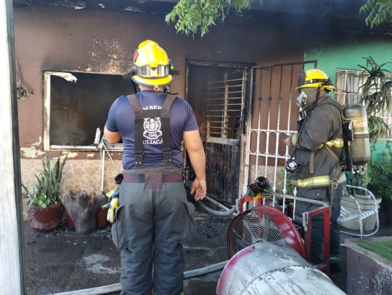 Salen por el techo del segundo piso tras incendiarse su casa