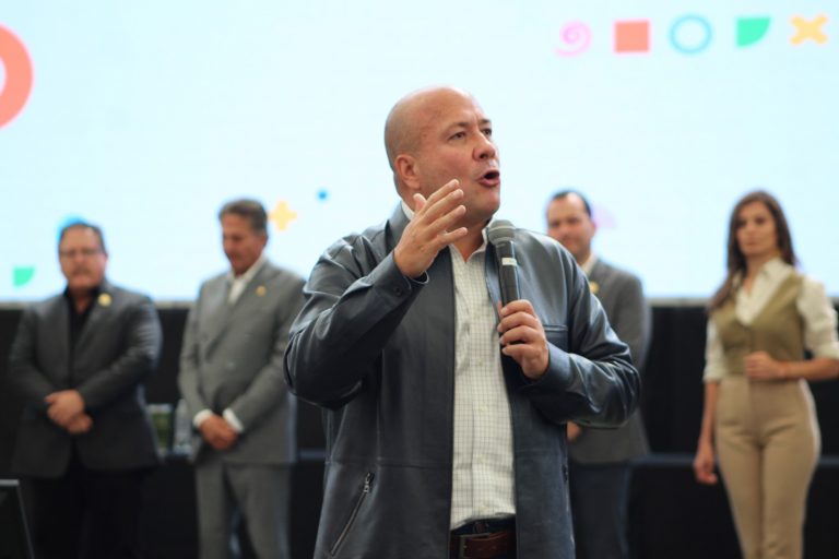 Califica Alfaro de ‘ocurrencias’ destape en MC