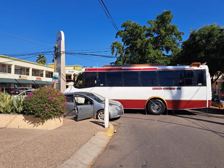 Termina urbano contra auto en la colonia Chapultepec