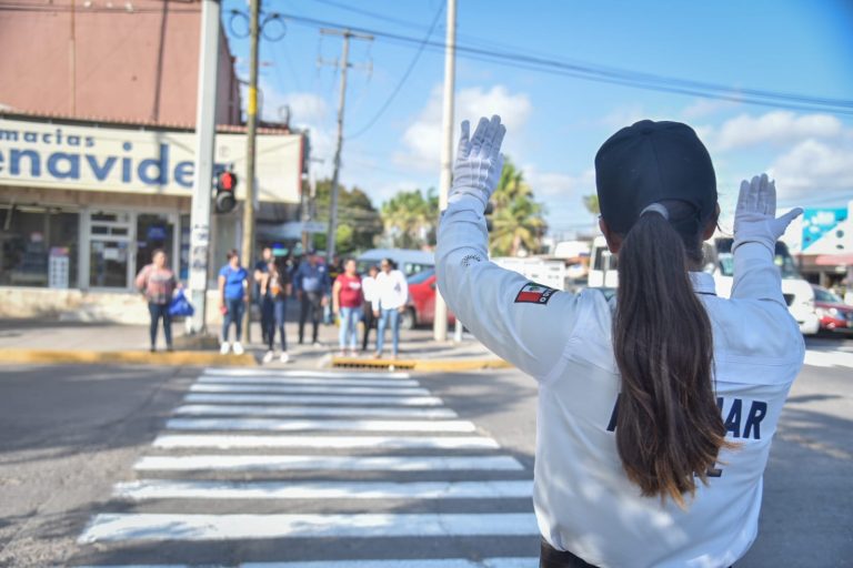 Pide Tránsito salir a tiempo en regreso a clases